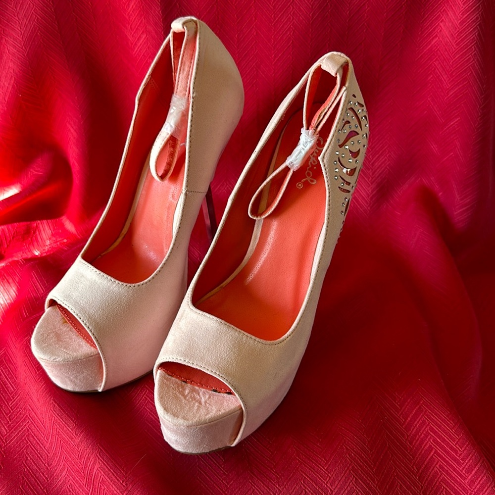 Qupid Pink 5.5” Platform Heel. Open Toe. Size 7.5